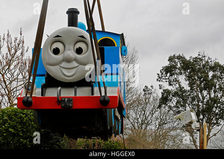 Eastbourne, Royaume-Uni. 9 janvier, 2017. Thomas le réservoir du moteur est soulevé dans les airs par une grue pour son dernier voyage familial au zoo, parc Drusillas, Alfriston près de Eastbourne, East Sussex, UK, lundi 9 janvier 2017. Comme London Underground Tube les trains sont arrêtés par les grèves, le moteur 3,5 tonne Thomas a été levée par les rails de grue, de même que les voitures à voyageurs, Annie et Clarabel et marque la fin de la ligne pour Thomas après dix ans à Drusillas. Credit : Luke MacGregor/Alamy Live News Banque D'Images