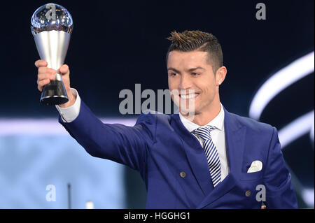 Zurich, Suisse. Jan 9, 2017. Joueur de football portugais Cristiano Ronaldo reçoit le trophée de la FIFA comme meilleur hir Men's Player pendant la Coupe du Monde DVD de l'année 2016 gala à Zurich, Suisse, 9 janvier 2017. Photo : Patrick Seeger/dpa/Alamy Live News Banque D'Images