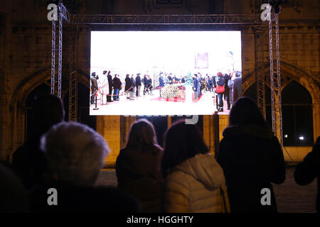 Lisbonne, Portugal. Jan 9, 2017. Garde d'honneur portugais se dresse à côté du cercueil de l'ancien Président portugais Mario Soares comme des milliers d'attendre à l'extérieur afin de lui rendre un dernier hommage à l'ancien Président portugais Mario Soares au Monastère des Hiéronymites à Lisbonne, le 9 janvier 2017. Le fondateur du Parti socialiste du Portugal, qui a été président de 1986-97, est décédée à l'hôpital le 7 janvier 2017. Photo : Pedro Fiuza © Pedro Fiuza/ZUMA/Alamy Fil Live News Banque D'Images