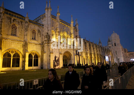 Lisbonne, Portugal. Jan 9, 2017. Des milliers se sont réunis pour rendre un dernier hommage à l'ancien Président portugais Mario Soares au Monastère des Hiéronymites à Lisbonne, le 9 janvier 2017. Le fondateur du Parti socialiste du Portugal, qui a été président de 1986-97, est décédée à l'hôpital le 7 janvier 2017. Photo : Pedro Fiuza © Pedro Fiuza/ZUMA/Alamy Fil Live News Banque D'Images