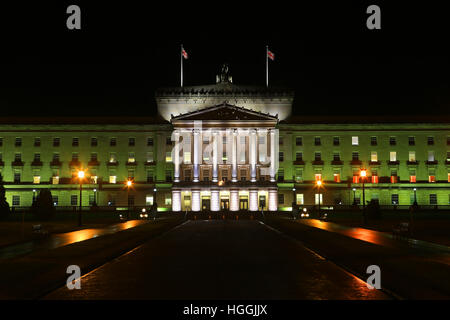 Belfast, Irlande du Nord. Jan 9, 2017. Stormont vu allumé en vert et blanc ce soir à Stormont Belfast, en Irlande du Nord. L'Irlande du Nord Gouvernement de partage du pouvoir est sur le point de s'effondrer après le vice-premier ministre Martin McGuinness a annoncé lundi soir (17 h) qu'il démissionnait. Cette décision pourrait déclencher de nouvelles élections. Credit : Irish Eye/Alamy Live News Banque D'Images