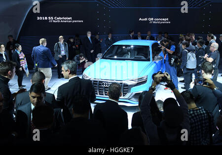 DetroitUSA. Jan 9, 2017. Personnes voir une Audi Q8 concept car lors d'une presse aperçu du 2017 North American International Auto Show (NAIAS) dans DetroitUSA. NAIAS le coup d'ici lundi avec plus de 40 présentations de véhicules et plus de 750 véhicules exposés. © Yin Bogu/Xinhua/Alamy Live News Banque D'Images