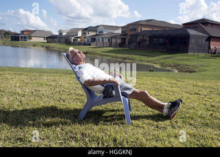 Wesley Chapel, Floride, Etats-Unis. Le 24 décembre, 2016. Son cadre à la retraite 80s se détend en soleil à l'extérieur de la maison dans une banlieue de Tampa, FL. © Robin Rayne Nelson/ZUMA/Alamy Fil Live News Banque D'Images