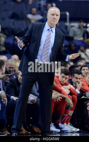 Washington, DC, USA. Jan 9, 2017. St. John's head coach Chris Mullin est vu dans le premier semestre contre Georgetown à l'Verizon Center à Washington. © Chuck Myers/ZUMA/Alamy Fil Live News Banque D'Images