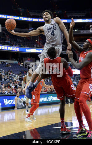 Washington, DC, USA. Jan 9, 2017. Garde de Georgetown JAGAN Mosley (4) overSt. John's (14 YAKWE KASSOUM avant) dans la seconde moitié du Verizon Center de Washington. © Chuck Myers/ZUMA/Alamy Fil Live News Banque D'Images