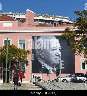 Lisbonne, Portugal. Jan 9, 2017. Une photo de l'ancien président Mario Soares est affiché sur une façade du siège du Parti socialiste portugais à Lisbonne, Portugal. Dans un planeur hommage, des milliers de Portugais ont pris aux rues en capitale Lisbonne lundi pour dire adieu à l'ancien président Mario Soares décédé, un homme très connu comme le "père de la démocratie" dans le pays. © Zhang Liyun/Xinhua/Alamy Live News Banque D'Images