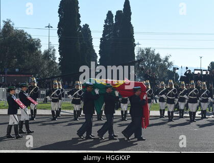 Lisbonne, Portugal. Jan 9, 2017. Le cercueil de l'ancien président Mario Soares est porté au Monastère des Hiéronymites à Lisbonne, Portugal. Dans un planeur hommage, des milliers de Portugais ont pris aux rues en capitale Lisbonne lundi pour dire adieu à l'ancien président Mario Soares décédé, un homme très connu comme le "père de la démocratie" dans le pays. © Zhang Liyun/Xinhua/Alamy Live News Banque D'Images