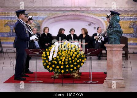 Lisbonne, Portugal. Jan 9, 2017. Les gardes d'honneur portugais debout à côté du cercueil de l'ancien président Mario Soares décédé à la monastère des Hiéronymites à Lisbonne, Portugal. Dans un planeur hommage, des milliers de Portugais ont pris aux rues en capitale Lisbonne lundi pour dire adieu à l'ancien président Mario Soares décédé, un homme très connu comme le "père de la démocratie" dans le pays. © Zhang Liyun/Xinhua/Alamy Live News Banque D'Images