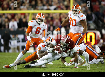 Tampa, États-Unis. Jan 9, 2017. Alabama Crimson Tide wide receiver ArDarius Stewart (13) est présenté par Clemson Tigers coffre Jadar Johnson (18) au cours du premier semestre à Tampa. Credit : ZUMA Press Inc/Alamy Vivre NewsTampa, USA. Jan 9, 2017. Credit : ZUMA Press Inc/Alamy Live News Banque D'Images