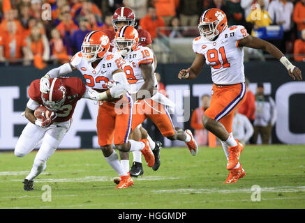 Tampa, Floride, USA. Jan 9, 2017. Alabama Crimson Tide wide receiver ArDarius Stewart est ramené sur 25 verges au deuxième trimestre par Clemson Tigers coffre Van Smith (23) au Collège national des éliminatoires de football jeu entre le titre Alabama Crimson Tide et le Clemson Tigers chez Raymond James Stadium de Tampa. © Vous Vragovic/Tampa Bay Times/ZUMA/Alamy Fil Live News Banque D'Images