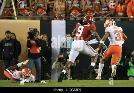 Tampa, Floride, USA. Jan 9, 2017. Alabama Crimson Tide running back Bo Scarbrough (9) sur son chemin à la fin de la zone au cours de la première moitié du match de football collégial titre national match entre l'Alabama Crimson Tide et le Clemson Tigers chez Raymond James Stadium de Tampa. © Vous Vragovic/Tampa Bay Times/ZUMA/Alamy Fil Live News Banque D'Images
