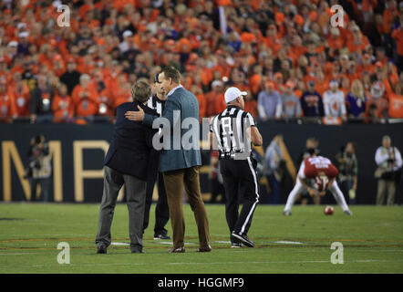 Tampa, Floride, USA. Jan 9, 2017. Steve Spurrier et Peyton Manning se serrent la main avant le tirage au sort au début de l'Ordre national des éliminatoires de football jeu entre le titre Alabama Crimson Tide et le Clemson Tigers chez Raymond James Stadium de Tampa. © Vous Vragovic/Tampa Bay Times/ZUMA/Alamy Fil Live News Banque D'Images