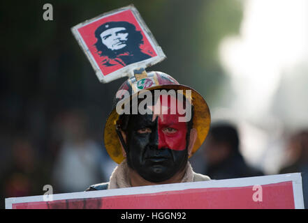 La ville de Mexico, Mexique. Jan 9, 2017. Un manifestant prend part à une marche contre la hausse des prix de l'essence dans la ville de Mexico, capitale du Mexique, le 9 janvier, 2017. Puisque l'augmentation est entrée en vigueur le 1er janvier, des manifestations de masse ont éclaté à travers le pays et environ 1 500 personnes ont été arrêtées pour des affrontements avec la police ou le pillage. Au moins six personnes sont mortes dans des incidents liés. © David de la Paz/Xinhua/Alamy Live News Banque D'Images