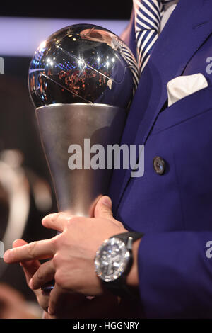 Zurich, Suisse. Jan 9, 2017. Cristiano Ronaldo en maintenant le joueur mondial de la FIFA pour hommes de l'année 2016 prix à l'occasion de la Coupe du Monde Les joueurs de l'année 2016 gala à Zurich, Suisse, 9 janvier 2017. Photo : Patrick Seeger/dpa/Alamy Live News Banque D'Images