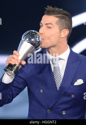 Zurich, Suisse. Jan 9, 2017. Cristiano Ronaldo reçoit le joueur mondial de la FIFA pour hommes de l'année 2016 prix à l'occasion de la Coupe du Monde Les joueurs de l'année 2016 gala à Zurich, Suisse, 9 janvier 2017. Photo : Patrick Seeger/dpa/Alamy Live News Banque D'Images