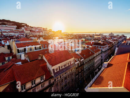 Portugal, Lisbonne, Miradouro de Santa Justa, vue sur le centre-ville et d'Aurea rue vers la rivière Tagus au lever du soleil. Banque D'Images