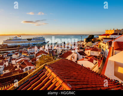 Portugal, Lisbonne, Miradouro das Portas do Sol, vue sur l'Alfama voisinage vers le Tage au lever du soleil. Banque D'Images