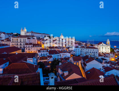 Portugal, Lisbonne, Miradouro das Portas do Sol, Crépuscule vue sur l'Alfama quartier.
