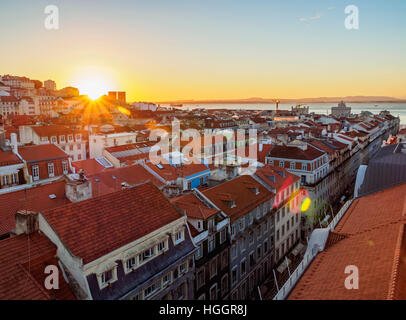 Portugal, Lisbonne, Miradouro de Santa Justa, vue sur le centre-ville et d'Aurea rue vers la rivière Tagus au lever du soleil. Banque D'Images