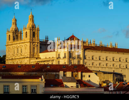 Portugal, Lisbonne, Miradouro das Portas do Sol, vue vers le monastère de São Vicente de Fora. Banque D'Images