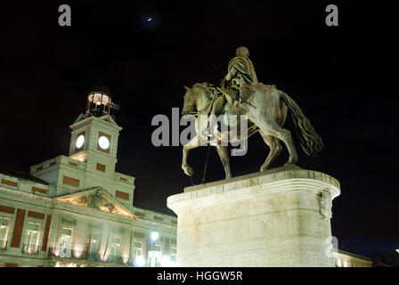 Carlos III statue et tour de l'horloge, vision de nuit. La Puerta del Sol, Madrid, Espagne. Banque D'Images