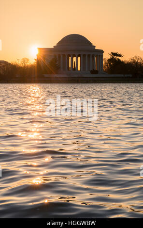 Le lever du soleil sur la bassin de marée et Jefferson Memorial à Washington, D.C. Banque D'Images