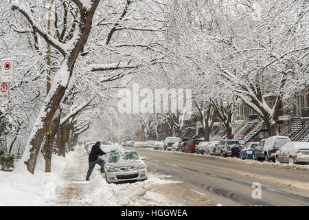 Montréal, CA - 4 janvier 2017 : sa voiture de la neige durant une chute de neige en hiver. Banque D'Images