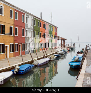 Voir le long d'un canal bordé de maisons colorées sur l'île de Burano, Venise, Italie Banque D'Images