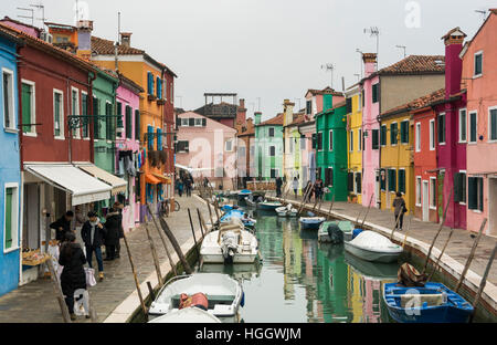 Voir le long d'un canal bordé de maisons colorées sur l'île de Burano, Venise, Italie Banque D'Images