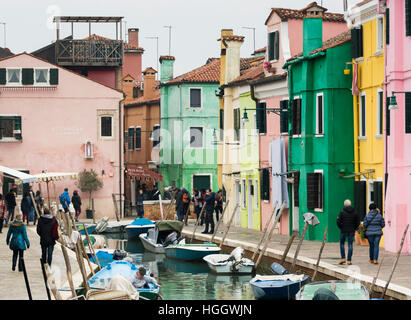 Voir le long d'un canal bordé de maisons colorées sur l'île de Burano, Venise, Italie Banque D'Images