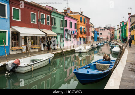 Voir le long d'un canal bordé de maisons colorées sur l'île de Burano, Venise, Italie Banque D'Images