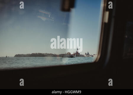 Un toits de Venise photographié par la fenêtre d'un bateau à Venise, Italie. Banque D'Images