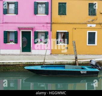 Voir le long d'un canal bordé de maisons colorées sur l'île de Burano, Venise, Italie Banque D'Images