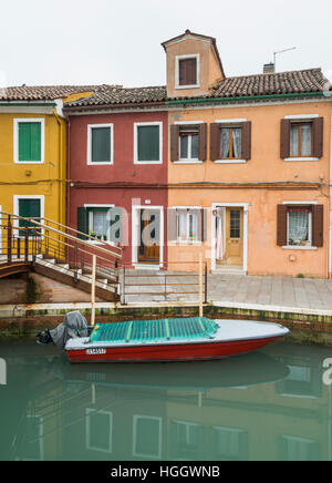 Voir le long d'un canal bordé de maisons colorées sur l'île de Burano, Venise, Italie Banque D'Images