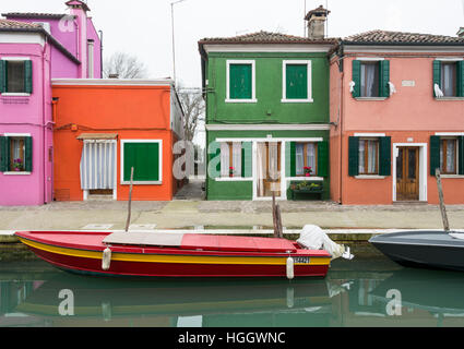 Voir le long d'un canal bordé de maisons colorées sur l'île de Burano, Venise, Italie Banque D'Images