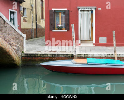 Voir le long d'un canal bordé de maisons colorées sur l'île de Burano, Venise, Italie Banque D'Images