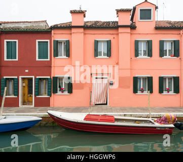 Voir le long d'un canal bordé de maisons colorées sur l'île de Burano, Venise, Italie Banque D'Images