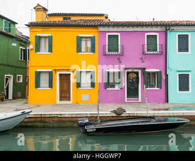 Voir le long d'un canal bordé de maisons colorées sur l'île de Burano, Venise, Italie Banque D'Images