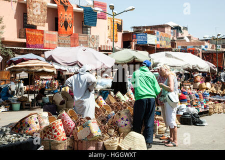 Les acheteurs et vendeurs, Spice Market Square, Marrakech, Maroc Banque D'Images