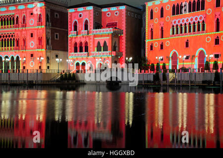 Vacances de Noël affichage lumineux projeté sur l'extérieur des édifices dans casino de l'hôtel de l'île de Macau Chine reflétant dans l'eau. Banque D'Images