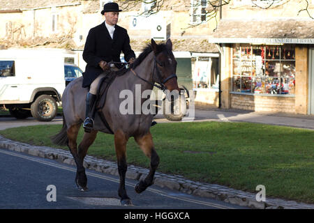 Les adeptes de la chasse Nord Cotswold boxing day rencontrez. Broadway Banque D'Images