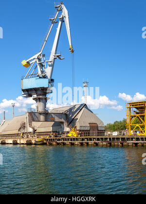 Stand grue du port dans le dock dans le port. Banque D'Images