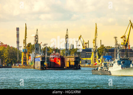 Navire en cale sèche flottante à Gdynia, Pologne. Banque D'Images