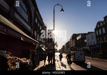 Scène de rue rétroéclairé, Kentish Town, Londres, Angleterre, Royaume-Uni. Banque D'Images