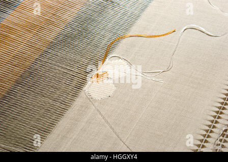 Tapis tissé en partie, un tapis de laine sur un métier montre pile, Foundation, de la chaîne et de la trame Banque D'Images