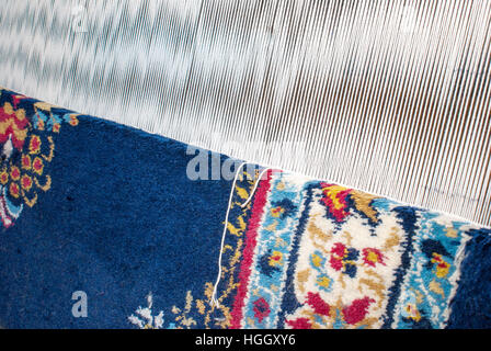 Tapis tissé en partie, un tapis de laine sur un métier montre pile, Foundation, de la chaîne et de la trame Banque D'Images