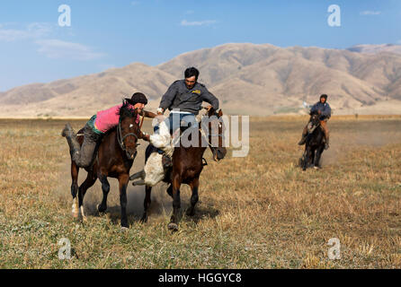 Cavalier Kazakh jouer le cheval de jeu nomade en Kokpar, Aksu Zhabagly, Kazakhstan Banque D'Images