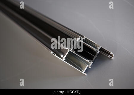Saillie en aluminium pour fenêtres et portes profil .fabrication selective focus Banque D'Images