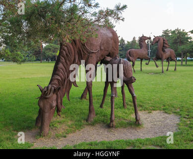 ROSTOV-SUR-Don, Russie - le 18 juin 2016 : la sculpture de chevaux de fer dans le parc de la ville près de l'aéroport de Rostov Banque D'Images