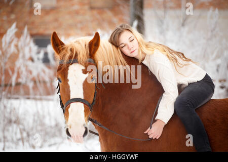 Girl laying on horse cou. Arrière-plan de l'amitié Banque D'Images